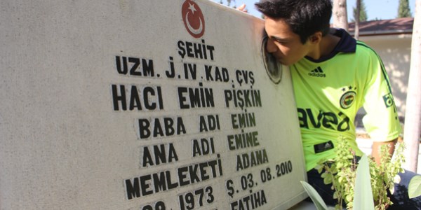 Fanatik Fenerbahçeli şehidin oğlu, her derbi günü babasının kabrini ziyaret ediyor