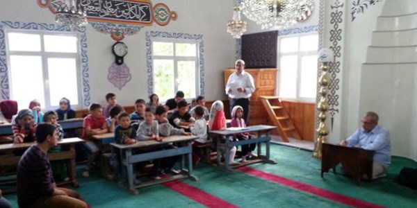 Trabzon Belediyesi Gençlik Meclisi'nden başarılı öğrencilere hediye