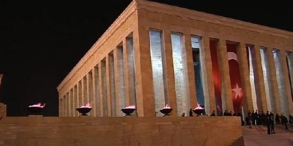 Anıtkabir'de yıllar sonra meşaleler yakıldı