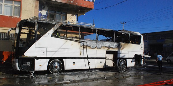 Otobüs, birkaç saniyede kül oldu