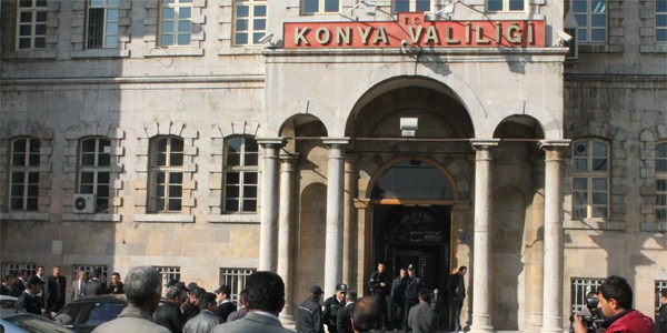 Pompalı tüfekle Valiliğe girdi