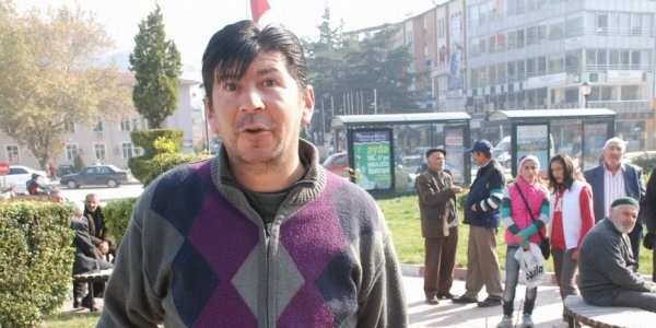 Sokak ortasında şarkı söyledi