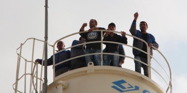 Maaş alamayan işçiler protesto için siloya çıktı