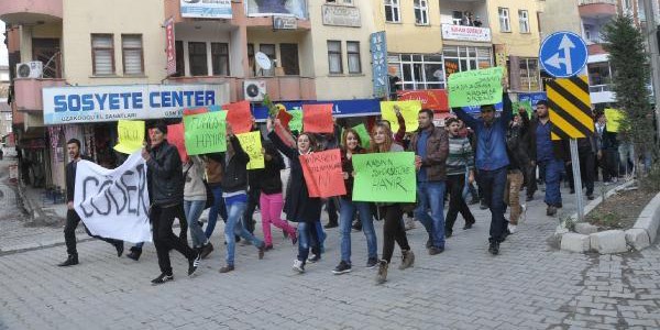 Öğrenciler HÜ'daki fuhuş skandalını protesto etti/Video