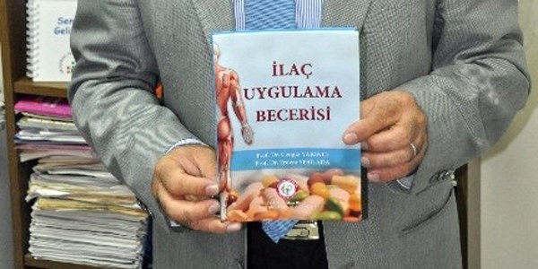 'İlaç uygulama becerisi' kitabı tüm eczanelere dağıtılacak