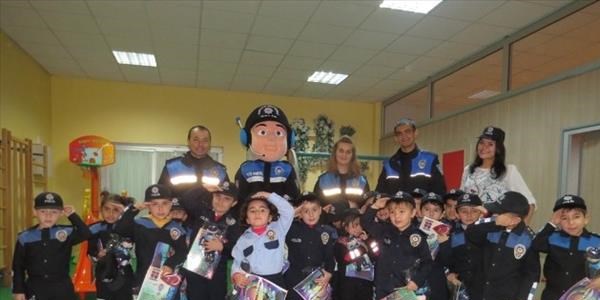 Polislerden anaokulu öğrencilerini ziyaret