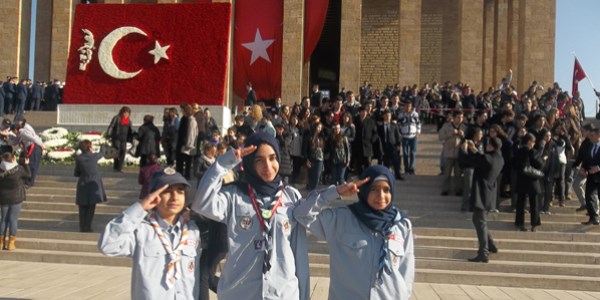 Başörtülü izciler Anıtkabir'de