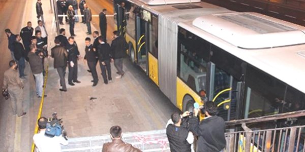 Metrobüste kavga: 1'i polis 3 yaralı/ Video