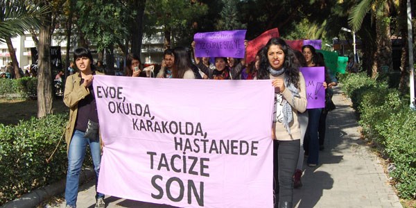 Üniversite öğrencilerinden 'gebelik testi' protestosu