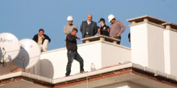 Parasını alamadığını iddia ederek intihara kalkıştı