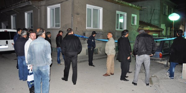 Husumetli oldu�u ailenin kap�sna el bombas� att�