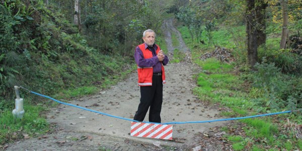 Mahalle yolunu zincirle kapattı