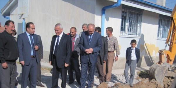 İncesu Tahirini İlköğretim Okulu'na halı saha yapılıyor