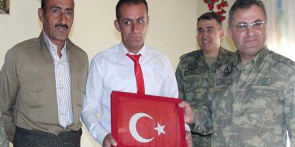 Hakkari'de T�rk Bayra�� alan gelin damatlara tehdit