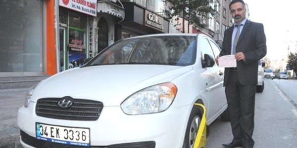Evinin �n�ndeki otomobiline park �creti �demeyince lasti�ine kilit vuruldu