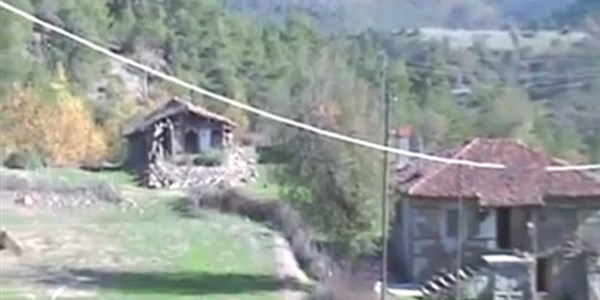 �anakkale'de 75 ya��ndaki eski muhtar k�yde tek ba��na ya��yor
