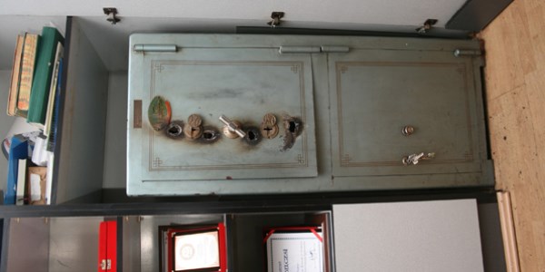 �nye'de h�rs�zlar 9 adet tabanca �ald�