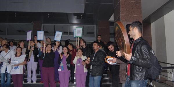 Hemşirelerden, müzikli protesto
