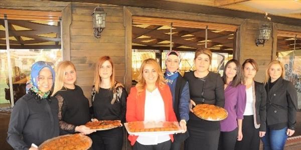 Eğitime destek için aşure yaptı, köfte yoğurdular