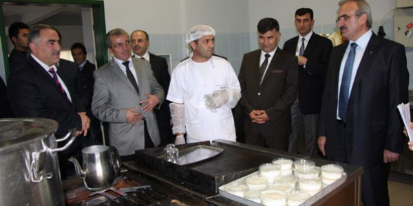 Karaloğlu, gözleri görmeyen yaşlıları kendisinin Vali olduğuna zor inandırdı