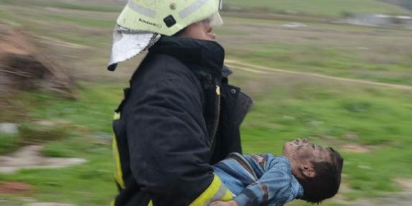 İtfaiyeci, alevlerin arasına dalıp Yusuf'u kurtardı/Video
