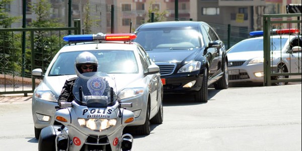 Araçların depolarını boşaltan 5 şoför Başbakanlık'tan atılmış