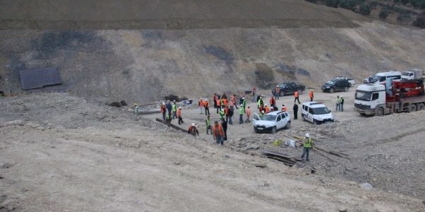 Şantiyedeki göçüğü çeken gazetecilere çirkin saldırı
