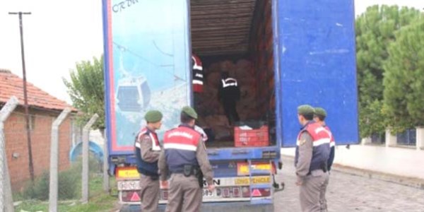 Tır'da 59 Suriyeli kaçak yakalandı