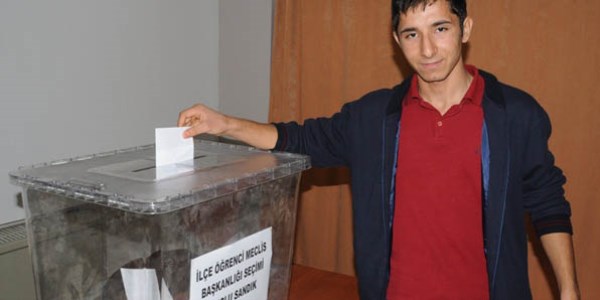 Öğrenciler sandık başına gitti