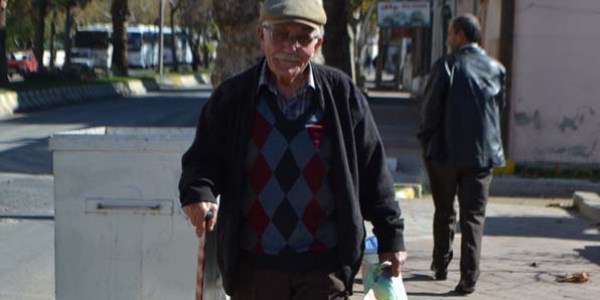 Gençlere taş çıkarıyor