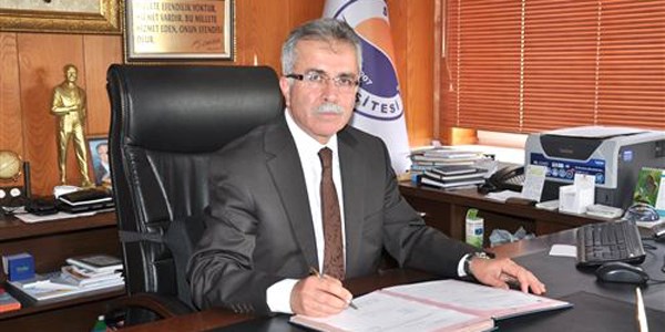 Hem rektörlük yapıyor hem de üç fakültede dekanlık