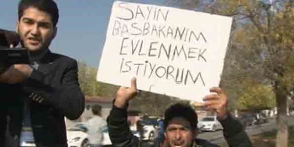 Ba�bakan Erdo�an'a 'evlenmek istiyorum' pankart�