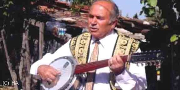 U�ak Valili�i 77 ya��ndaki halk ozan�na cd yapacak
