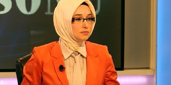 TRT'de ilk kez türbanlı bir spiker haber sundu/Video