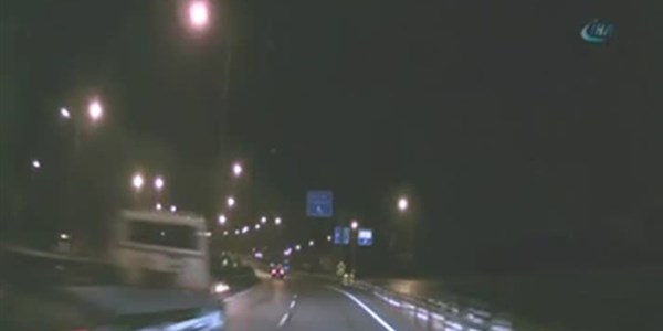 İzmir'de otoyolda yol kestiler