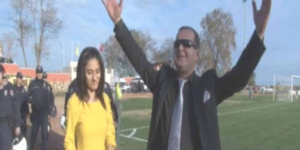 Savcıyım diyerek sahaya girdi