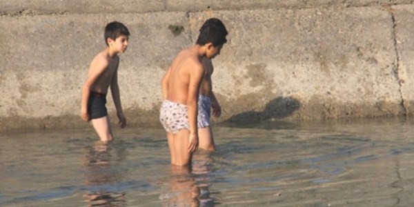 Kasım ortasında sulama kanalında serinleme keyfi