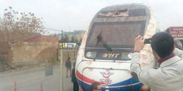 YHT kuş sürüsüne çarptı
