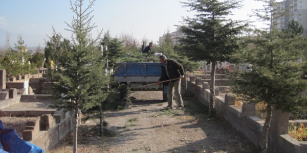 �ncesu Belediyesi mezarl�klara bak�m yapt�