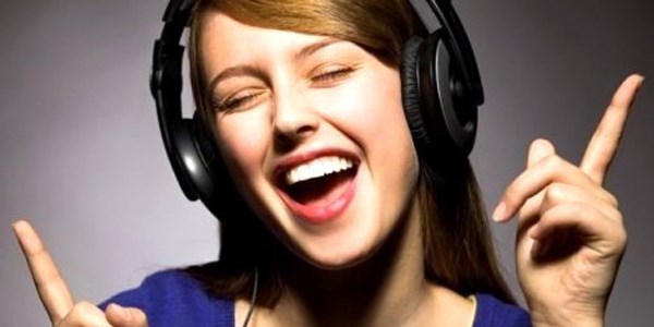 Yüksek sesle müzik dinlemek, kulak çınlamasına yol açıyor