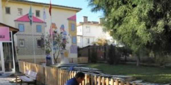 Yeni çitler anaokuluna çok yakıştı