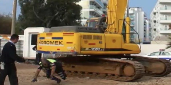 İş makinesiyle polise böyle çarptı/ Video