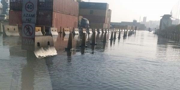 Liman sahas�ndan ge�en ana su borusu patlad�