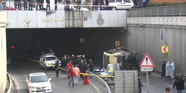 İstanbul'da minibüs üst geçitten uçtu/Video