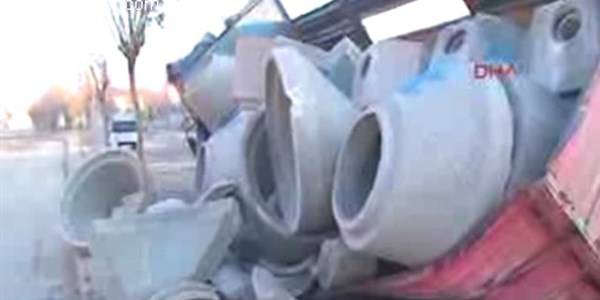 Yol ��kt�, kamyon 1 metre �ukura sapland�