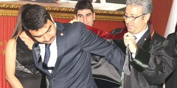 8 avukat yemin ederek c�bbe giydi