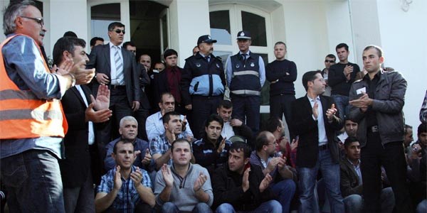 Antalya Büyükşehir Belediyesi önünde maaş eylemi