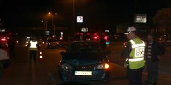 Yaras�n� unutup k�z�n� teselli etti