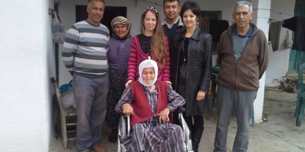 Ayşe teyze, güzel havalarda dört duvar arasında kalmayacak