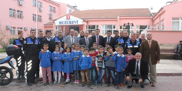 �ocuklar TOMA'ya bindi, polislerle su s�kt�